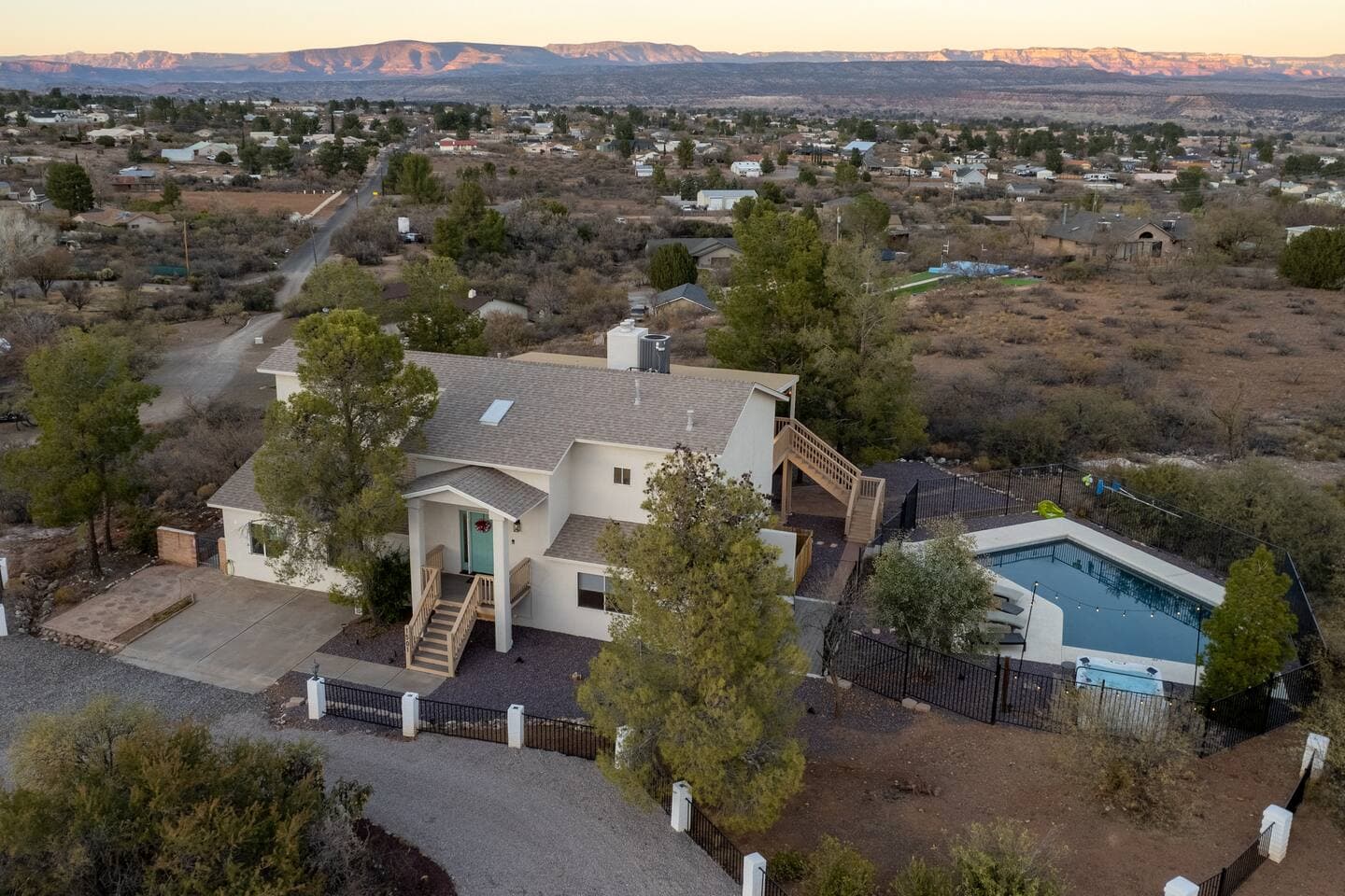 Welcome to Sedona Mountain View! Perched at the top of a hill with outstanding views of Sedona, our private retreat is ideal for guests seeking privacy and access to that Cottonwood, Sedona and Jerome have to offer!